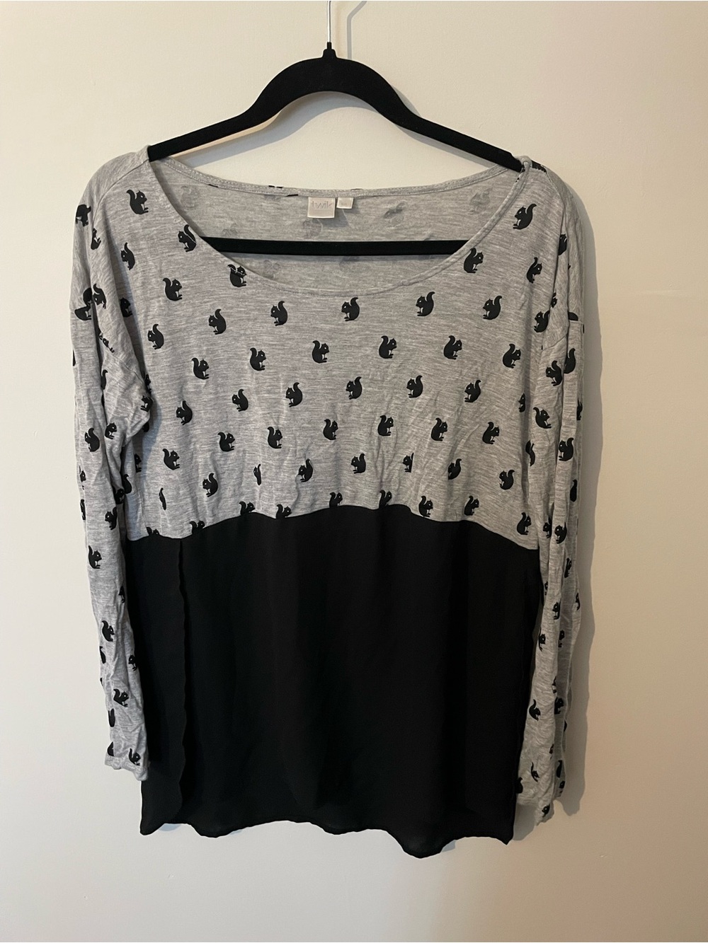 Women's Gray & Black Long Sleeve Colorblock Top with Squirrel Print